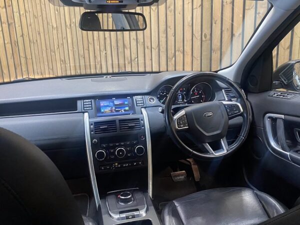 Land Rover Discovery Sport (2018) - Image 2